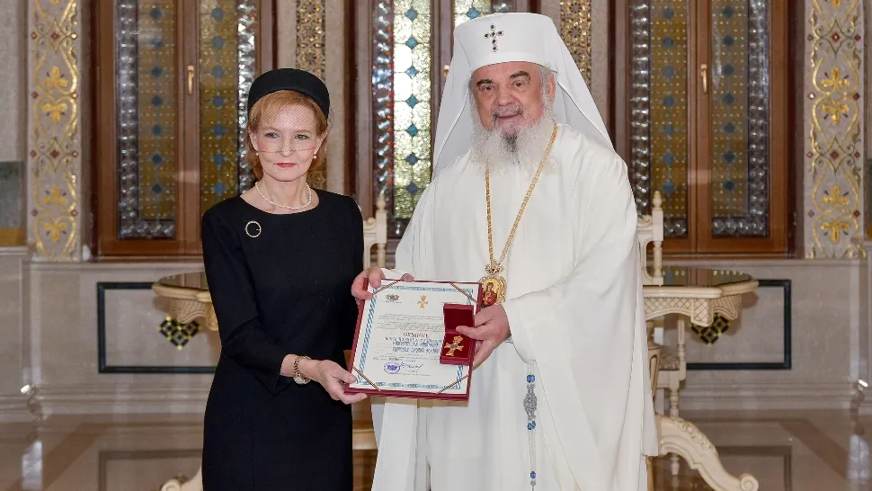 Custodele Coroanei - Margareta și alți membri ai Casei Regale, distinși de Patriarhul Daniel cu Ordinul „Maica Domnului Rugătoarea”