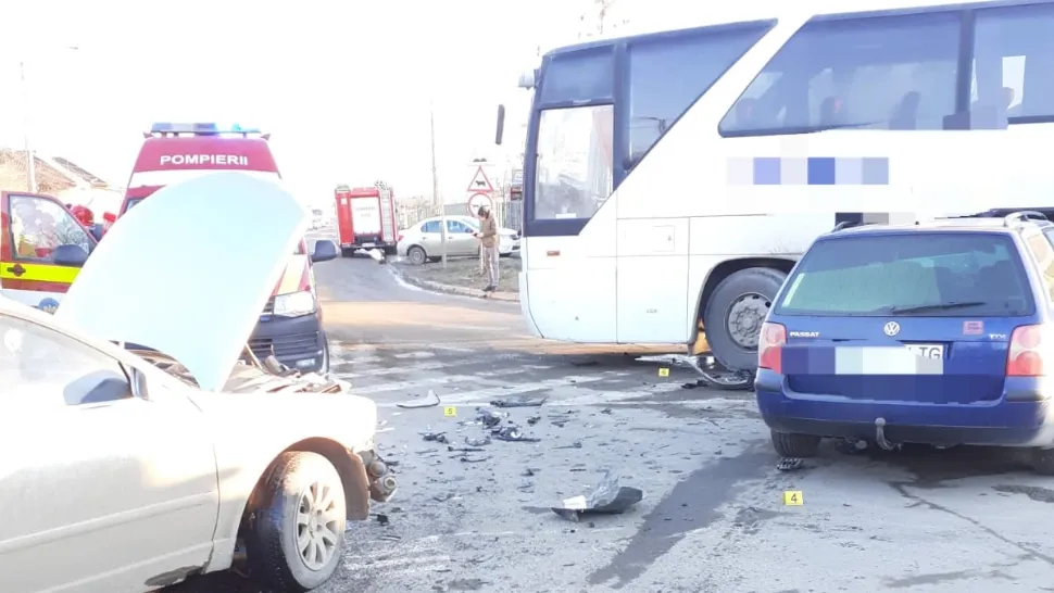  Accident violent în Bârlad. O gravidă și doi copii au ajuns la spital