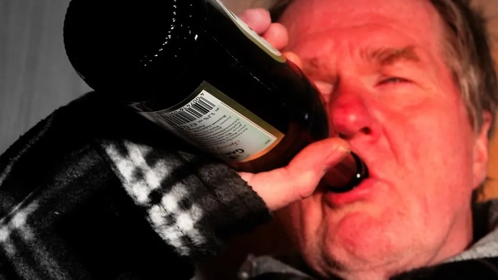 A băut un litru de alcool pe zi, timp de 30 de ani. Tulburător cum arată acum bărbatul - FOTO