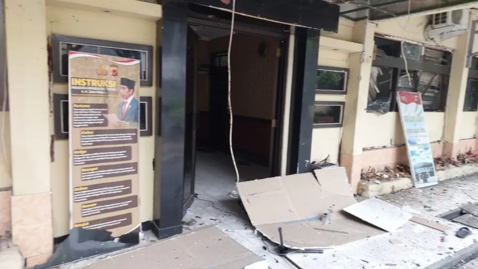 Atentat sinucigaș într-o secţie de poliţie din Indonezia: 1 mort şi cel puţin 10 răniţi