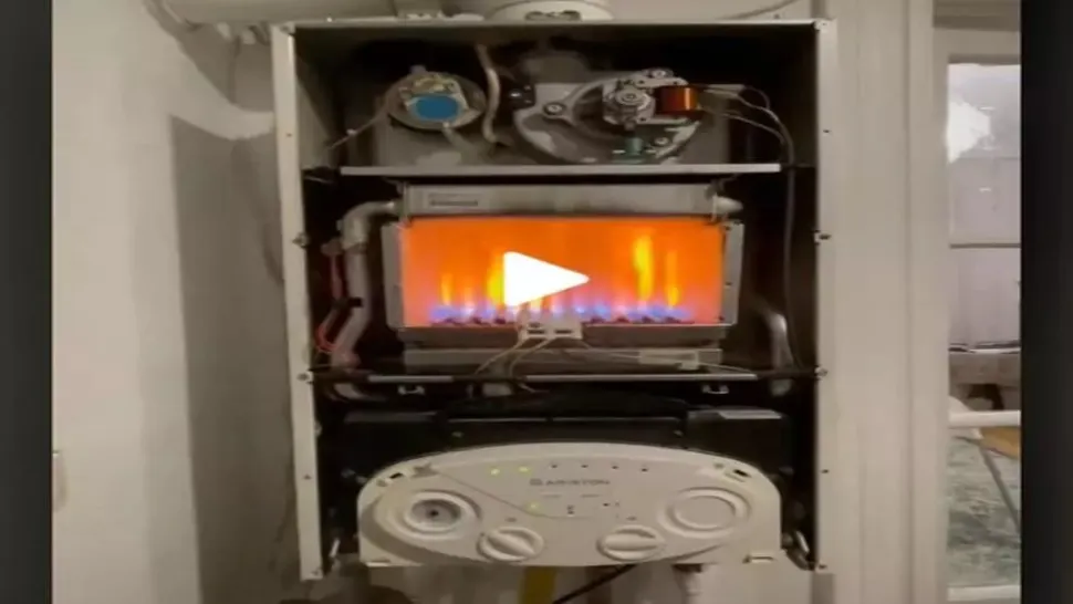 VIDEO – A deschis cutia centralei și a dat drumul la căldură – Ce s-a întâmplat în interior – Imaginile au devenit virale