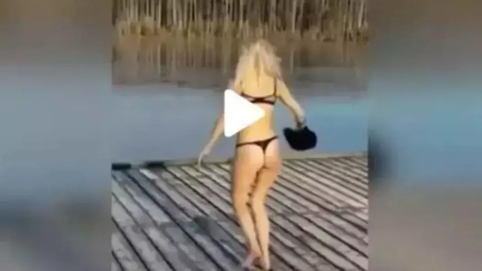 S-a dezbrăcat pe un ger îngrozitor și a vrut să sară în lac pentru a face o baie – A avut o surpriză foarte neplacută