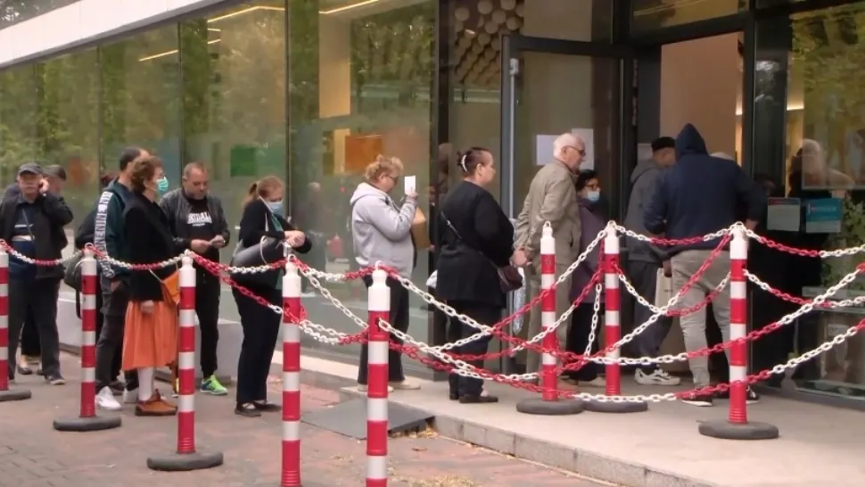 Haos pe legea plafonării. Zeci de persoane s-au adunat la sediul Enel de teama facturilor mari la electricitate