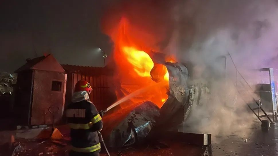 Explozie și incendiu la Galați - Un rezervor de carburant a luat foc