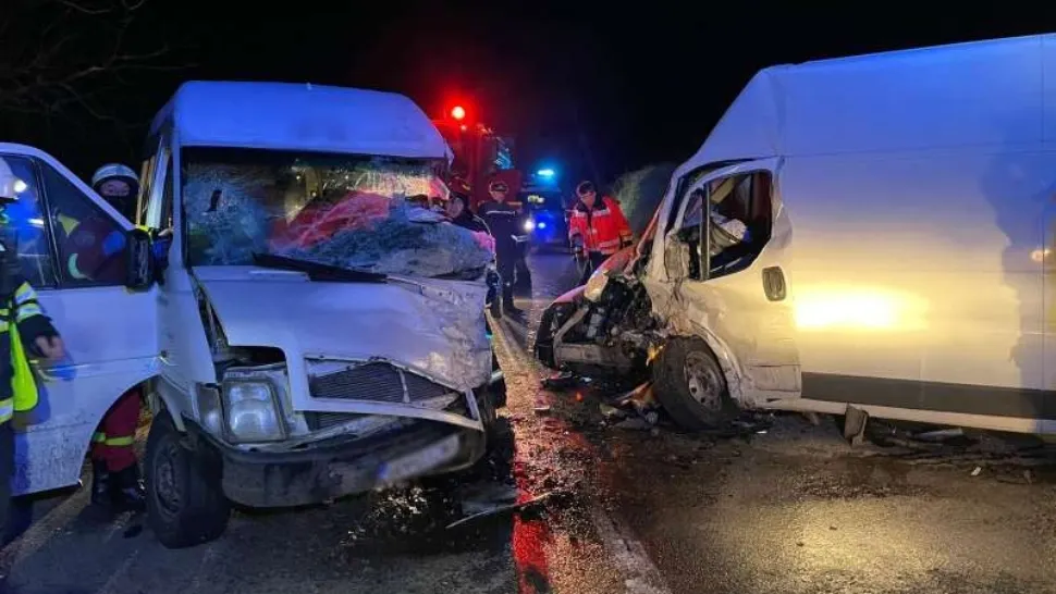 Accident între două autoutilitare, în Bistriţa-Năsăud: 4 persoane au fost rănite - FOTO
