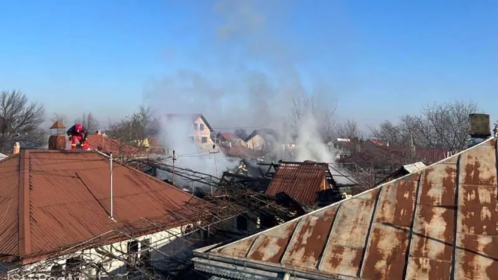 Două case din Bacău, cuprinse de un incendiu masiv - Intervenția pompierilor, dificilă
