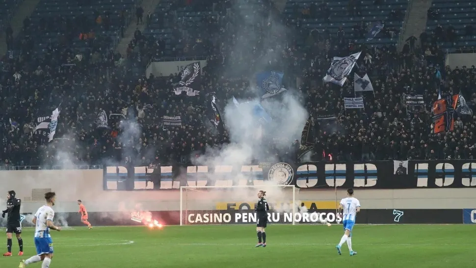 Incidente la derby-ul Craiovei la fotbal: torțe, petarde și fumigene - VIDEO
