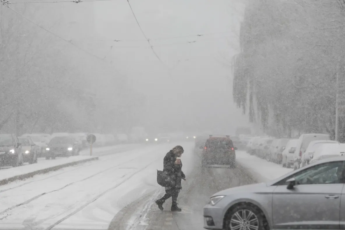 Schimbare radicală a vremii: încep ninsorile și în Capitală. De săptămâna viitoare, temperaturile cresc brusc