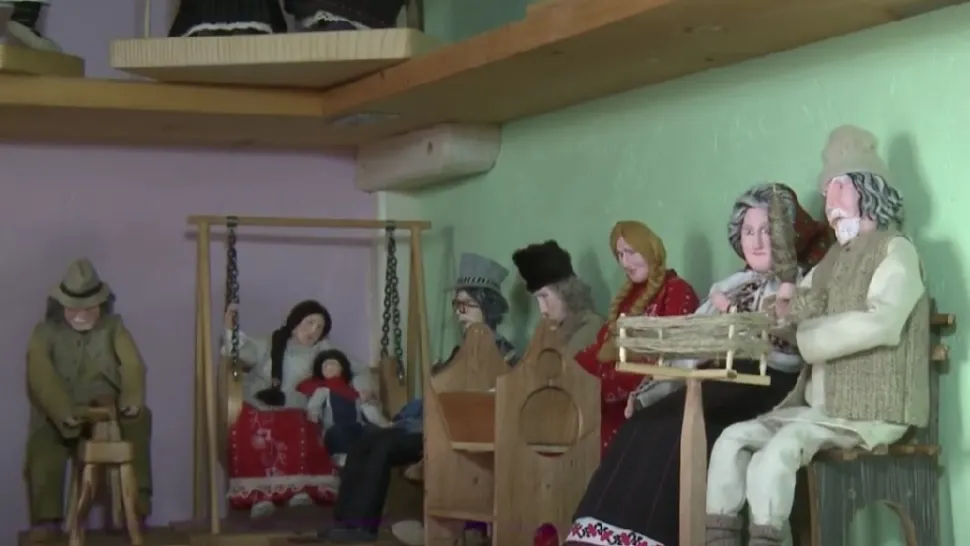 Satul românesc tradițional, ilustrat în lumea păpușilor - VIDEO