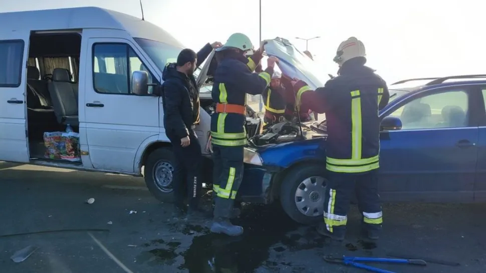 Accident grav în orașul Pecica. Cinci persoane, printre care 2 copii, duse de urgenţă la spital