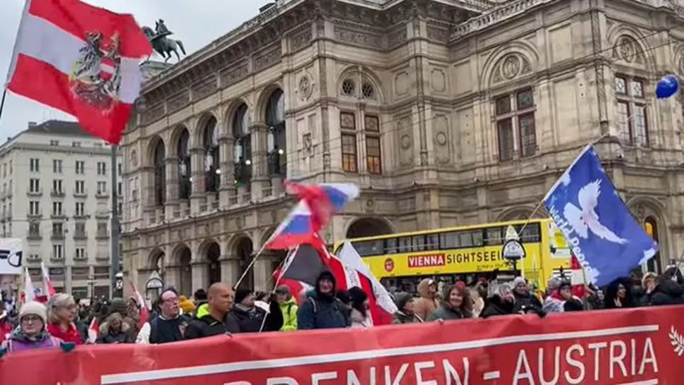 Steagul Rusiei, fluturat de către extremiștii austrieci pe străzile din Viena - Eugen Tomac: "Manifestația are loc la o zi după blocarea accesului în Schengen"