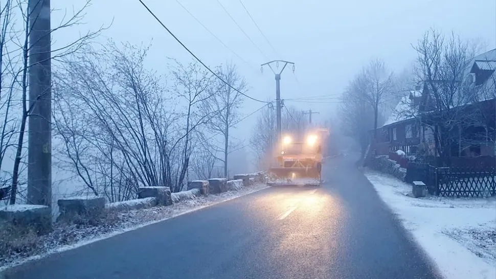Circulația mașinilor pe DN73, între Fundata și Dâmbovicioara, oprită din cauza poleiului