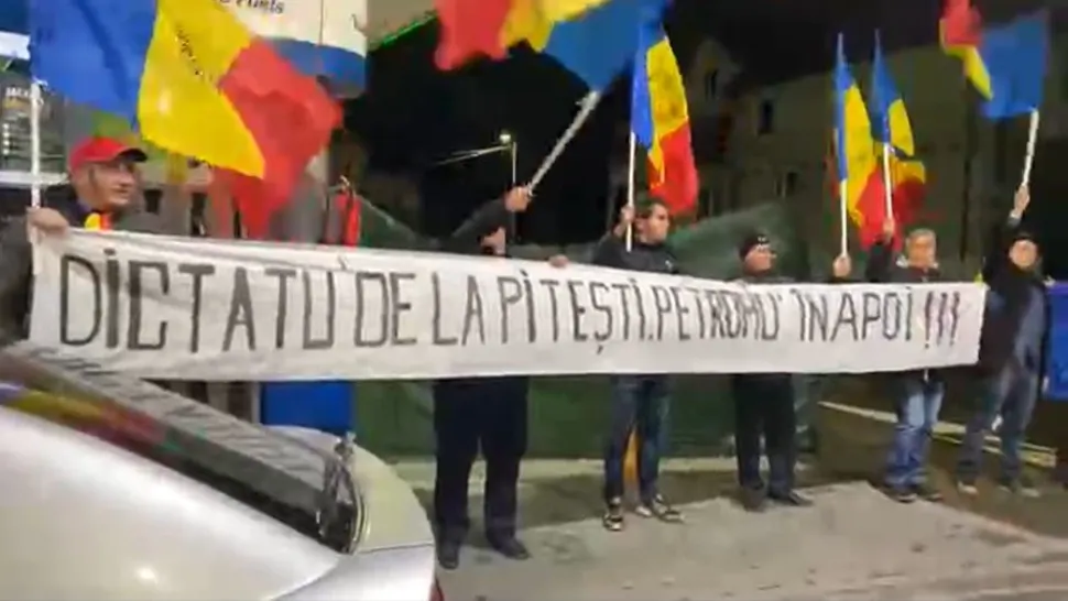 Protestele continuă în benzinăriile austriece din România - Pompe blocate, zeci de oameni revoltați, boicot masiv