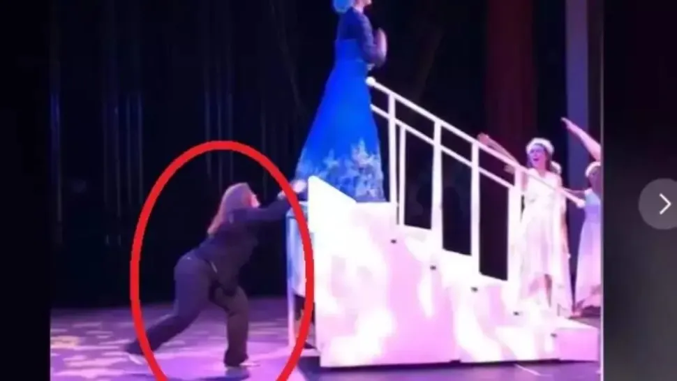 VIDEO – I-a tras rochia de pe ea chiar în timpul concertului – Ce a urmat a uluit spectatorii care nu mai înțelegeau ce se petrece