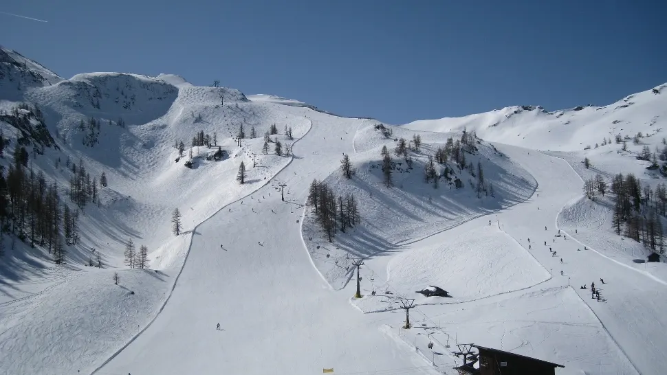 Agențiile de turism din România, asaltate cu anulări ale vacanțelor la schi în Austria
