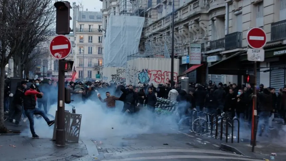 Violență extremă pe străzile din Paris: Proteste după atacul armat în care au fost uciși 3 kurzi - Poliția intervine cu gaze lacrimogene - VIDEO