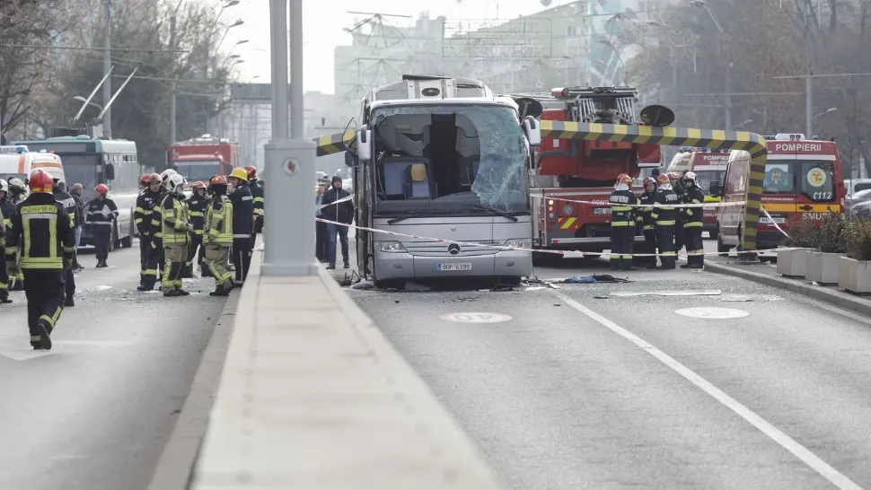 Gestul șocant făcut de șoferul autocarului plin cu turiști greci strivit în Pasajul Unirii, chiar înainte de impact - s-a filmat pe cameră