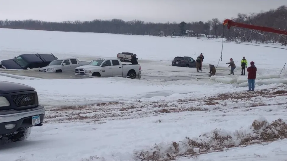 Mai multe mașini parcate pe un lac înghețat au ajuns în apă după ce gheața s-a spart! Zi de pescuit cu final neașteptat - FOTO&VIDEO