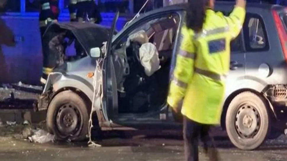 Un autoturism a intrat violent în clădirea unui fast food din Popești Leordeni și s-a oprit în bucătăria acestuia. Doi tineri au ajuns la spital
