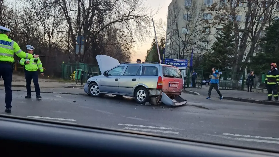 Două eleve, lovite de o mașină în timp ce se aflau pe trotuar. Una dintre ele e în stare gravă! Șoferul era drogat - FOTO