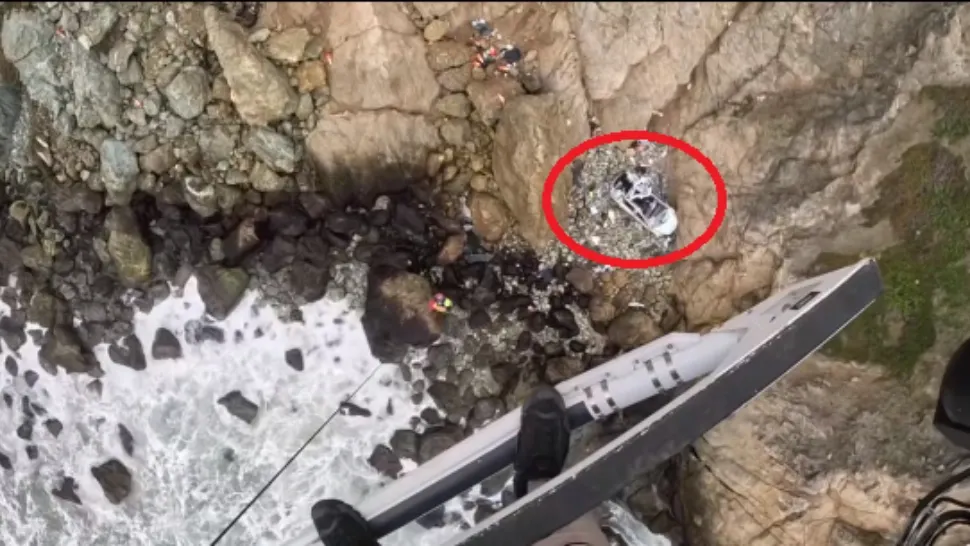 Bărbat, arestat pentru tentativă de omor, după ce ar fi prăbuşit intenţionat de pe o stâncă o maşină cu o femeie şi doi copii înăuntru - VIDEO