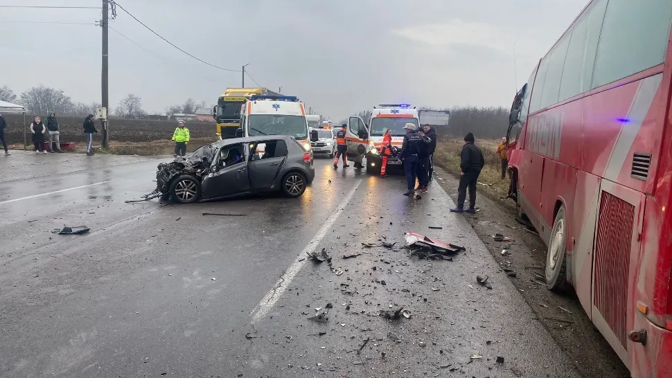 Accident cumplit în Ialomița: 2 morți și 3 răniți după o ciocnire violentă între o mașină și un autocar - FOTO 