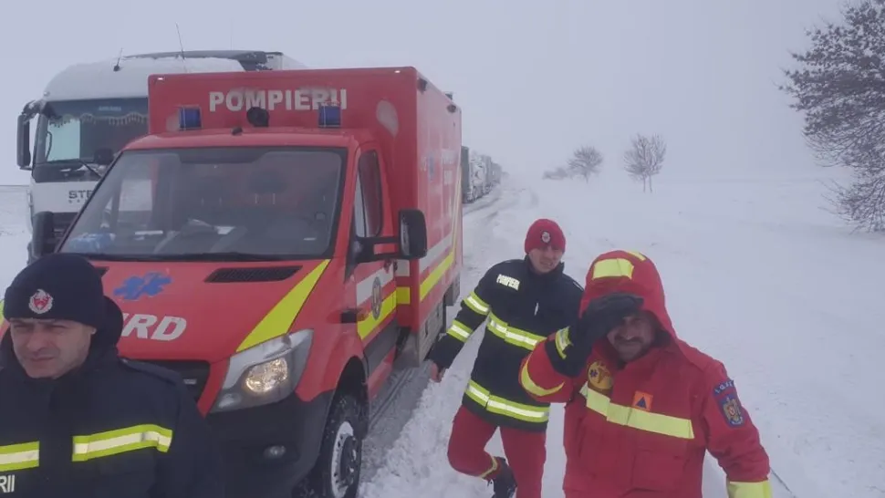 IGSU: Pompierii, intervenții în 18 județe și Capitală în urma ninsorilor și a viscolului - 30.000 de familii nu au curent