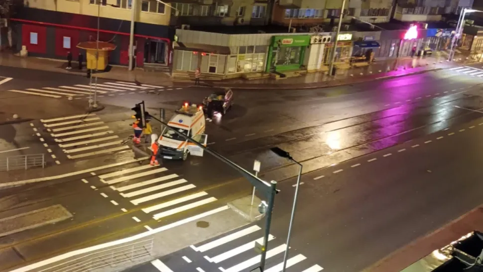 Un șofer beat a făcut ravagii la Galați - O ambulanță în misiune, lovită în plin și proiectată pe linia de tramvai - FOTO
