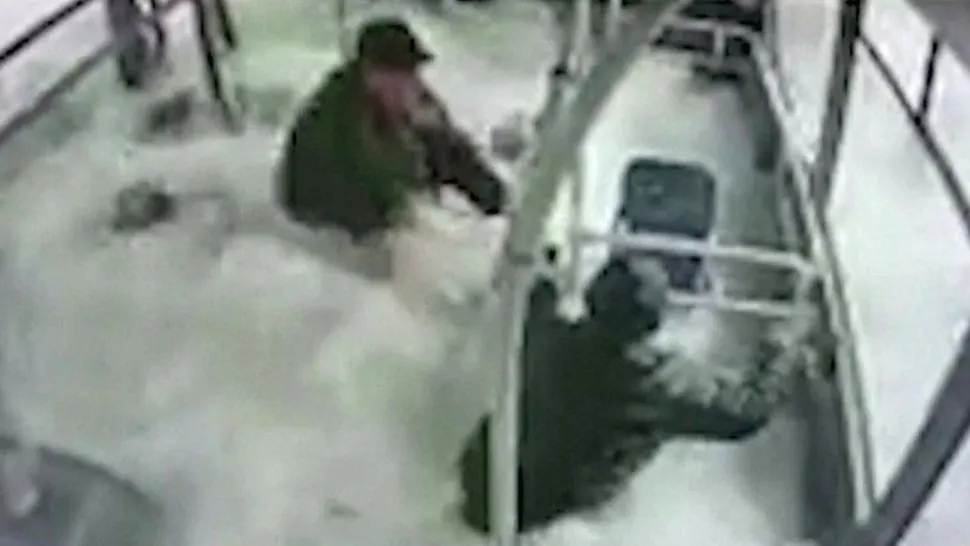 Accident cumplit în Turcia: Un autobuz plin cu oameni a plonjat într-un lac - Cum a reacționat șoferul. Imagini de groază - VIDEO