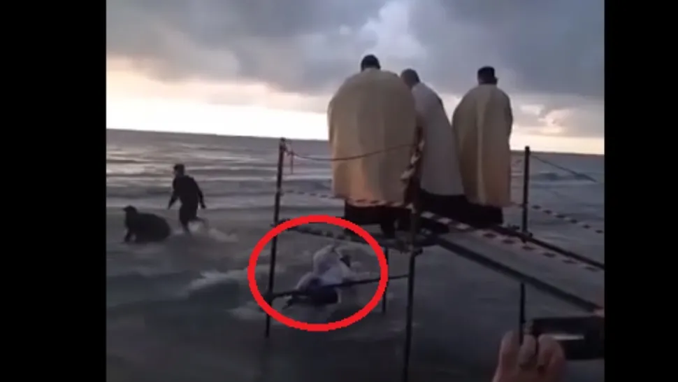 "A căzut popa, bă! Mamma mia!" Momentul în care un preot a plonjat în mare când a vrut să arunce crucea, de Bobotează - VIDEO