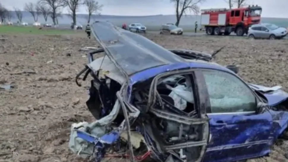 Carnagiu pe o șosea din Tulcea! Doi morţi (15 şi 17 ani) şi un rănit grav (21 de ani): mașina în care se aflau cei 3 s-a făcut bucăți