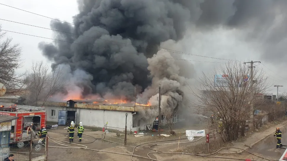 Incendiu puternic la un depozit din Capitală. Pompierii intervin de urgență - FOTO & VIDEO
