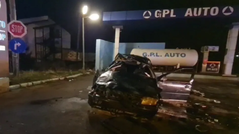 VIDEO - Accident spectaculos în Constanța - A sărit peste giratoriu și s-a oprit direct într-o stație GPL - Șoferul este în stare gravă
