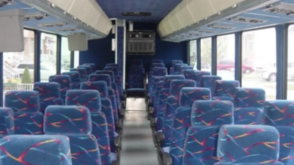 Mai mulți călători, blocați în autobuz de șoferul care a plecat la cumpărături - VIDEO