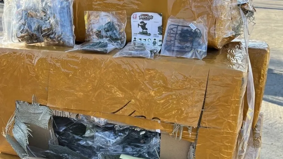 Bunuri contrafăcute, în valoare de peste 1,8 milioane de lei, găsite într-un container sosit din China în Portul Constanţa