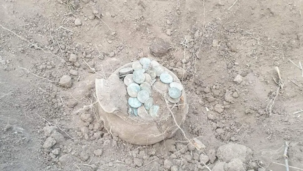 Descoperire extraordinară făcută de trei constănțeni pe un câmp - Ce au putut să găsească bărbații îngropat în pământ