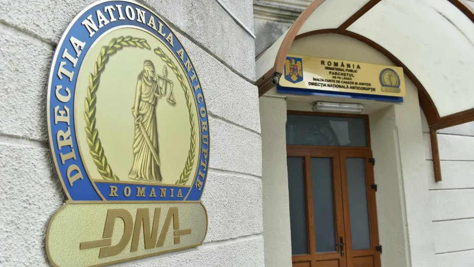Un polițist din București, prin în flagrant de DNA când primea 10.000 de euro mită - Ce promisiuni făcuse