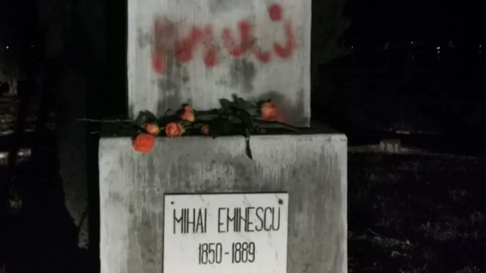 Texte obscene, cu vopsea roșie, pe bustul lui Eminescu. Anchetă de amploare a polițiștilor - FOTO