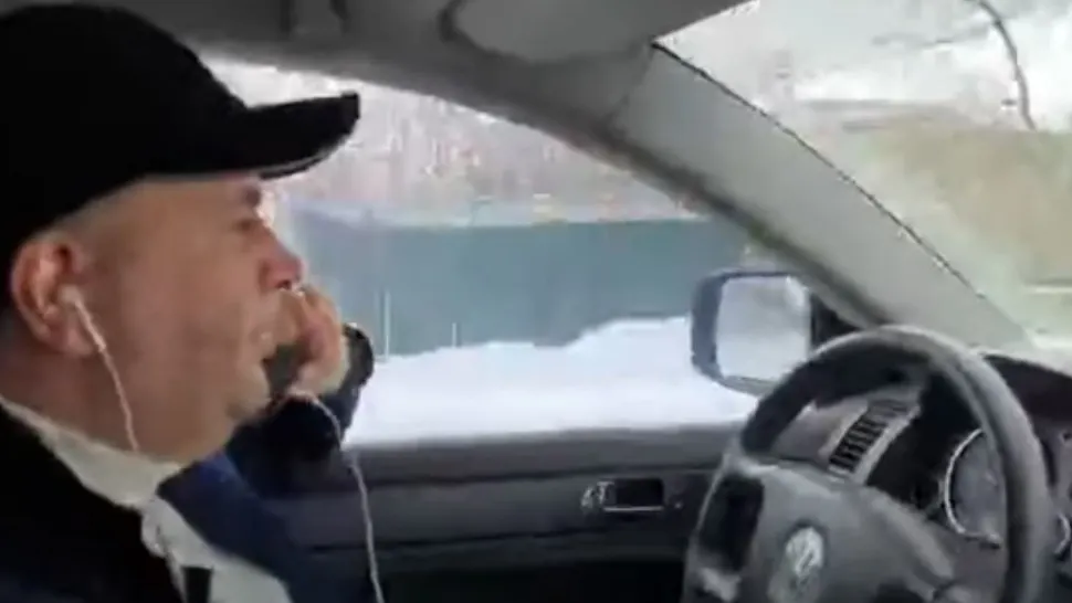 Prefectul de Vrancea, filmat la volan fără centură și vorbind la telefon, când critică deszăpezirea drumurilor județene (VIDEO)