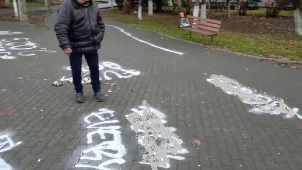 Mesaje naziste și injurioase, într-un parc din Deva. Anchetă de amploare și dosar penal - VIDEO