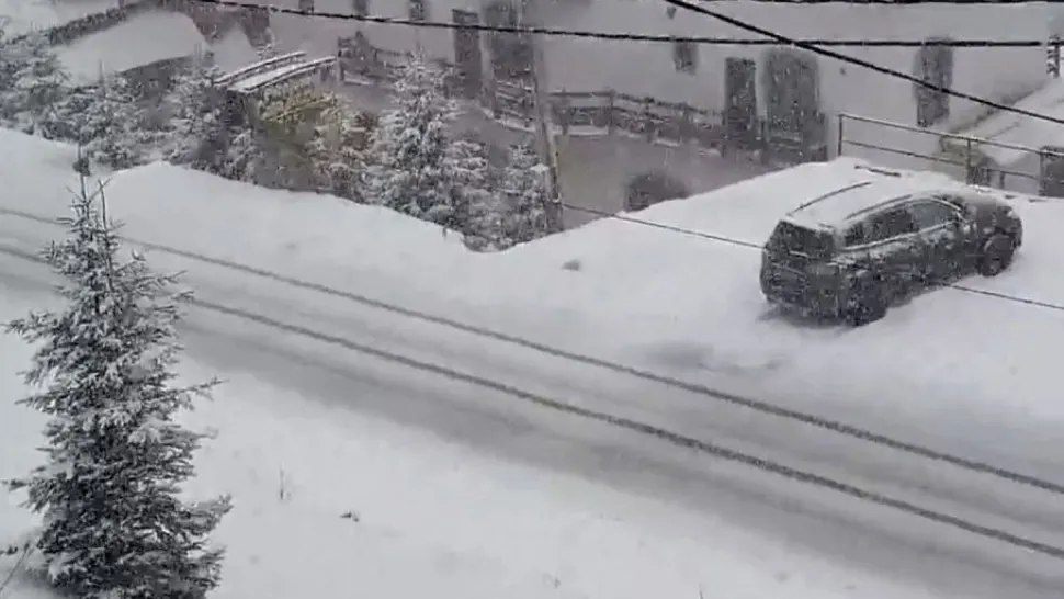 Ninsoare abundentă la Rânca - Turiștii, avertizați să aibă lanțuri de iarnă la mașini dacă vor să urce în stațiune - VIDEO