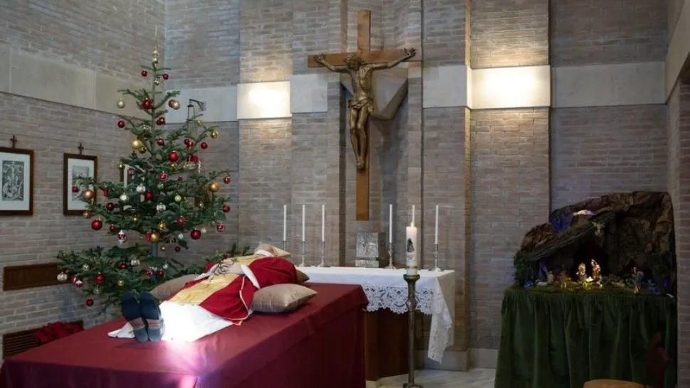 Primele fotografii cu trupul neînsufleţit al Papei emerit Benedict al XVI-lea, publicate de Vatican