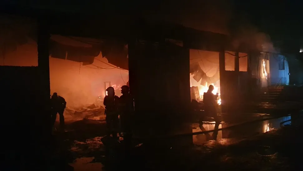 Incendiu puternic la un depozit de mase plastice din București. Nu sunt victime
