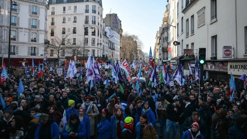 Protest de amploare în Franța. Mii de persoane au defilat la Paris împotriva reformei pensiilor - VIDEO