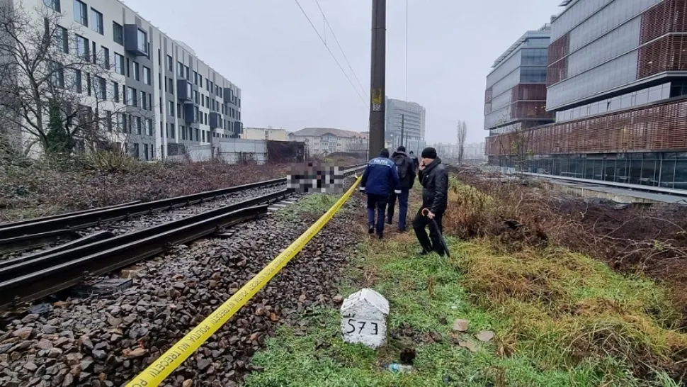 Bărbat găsit mort pe calea ferată. A fost spulberat de locomotivă