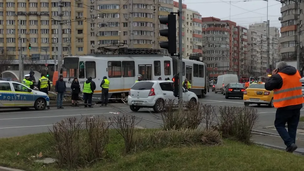 Circulația în București, blocată, la oră de vârf. Tramvai deraiat pe şoseaua Ştefan cel Mare, la intersecţia cu Calea Moşilor (VIDEO)