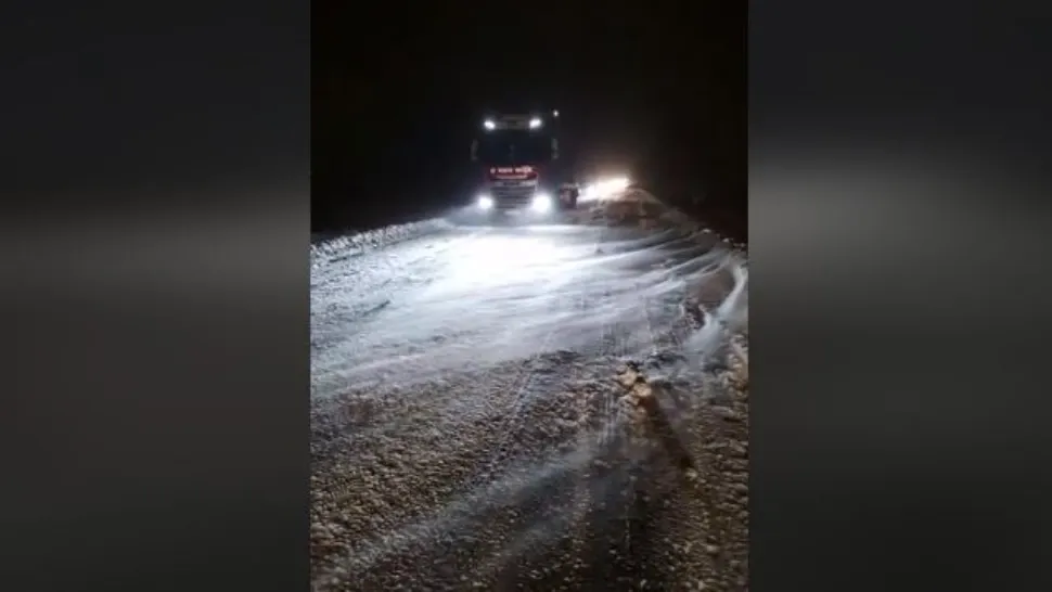 Șosele acoperite de zăpadă, drumarii au acționat toată noaptea - Cât mai ține episodul de vreme rea