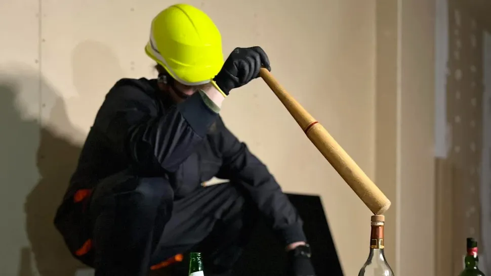 Terapia prin distrugere - găselnița unui român de a face bani din furia oamenilor