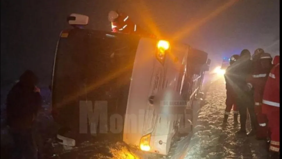 Autocar cu pasageri, răsturnat într-un șanț pe DN 29, în județul Suceava. Pompierii militari și două ambulanțe SMURD, trimise la fața locului