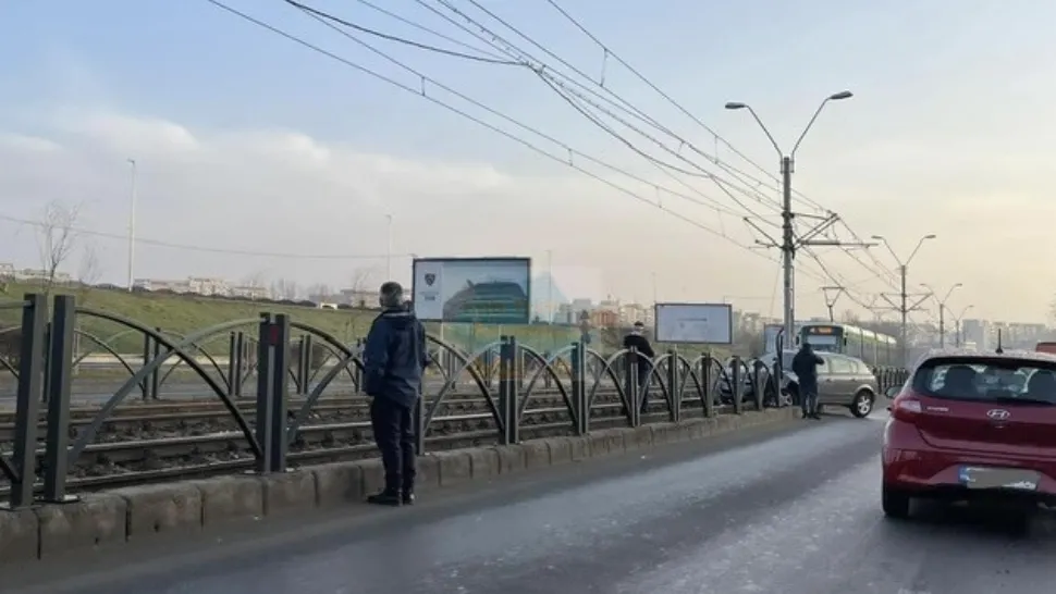 Accident rutier în Capitală: Trafic suspendat pe Șos. Virtuții - O mașină a rămas suspendată pe linia tramvaiului 41 - FOTO